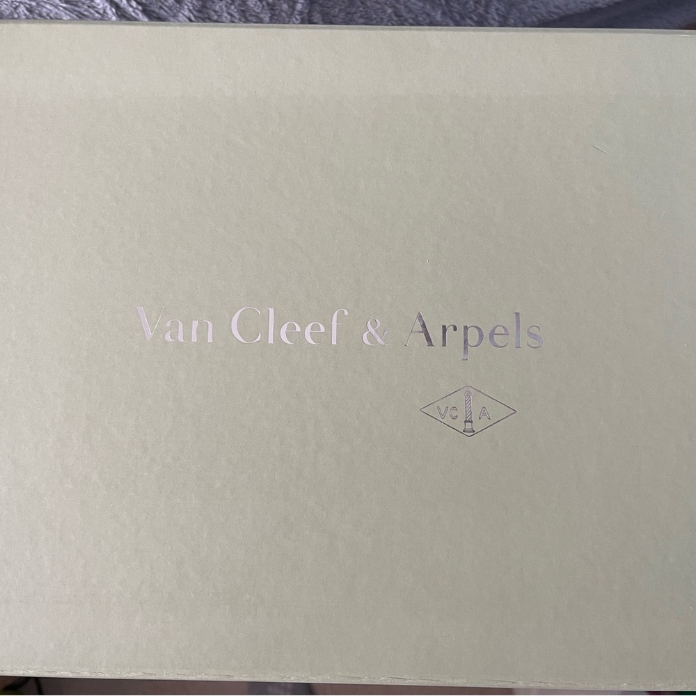 Van Cleef Arpel Green Giftbox with 1 beige ribbon